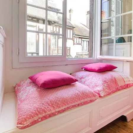 Апартаменты Cosy In With A Terrace
