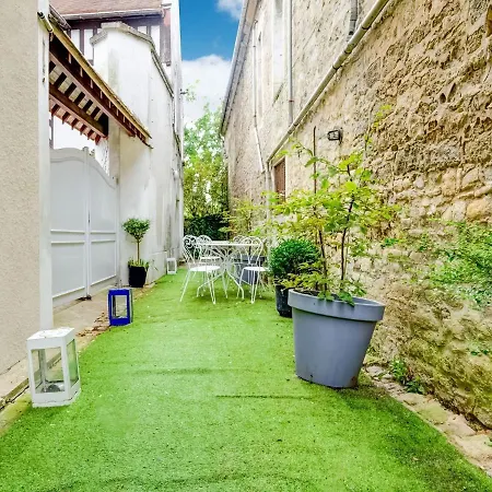Апартаменты Cosy In With A Terrace